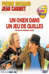 Un chien dans un jeu de quilles