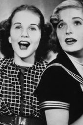 Trois jeunes filles à la page